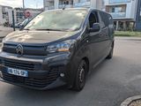 une camionnette noire garée sur le parking