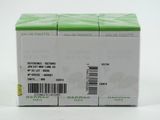 trois boîtes de médicaments sont empilées les unes sur les autres sur une surface blanche