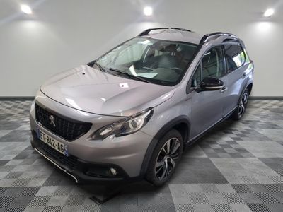 la voiture argentée est garée sur un sol en damier dans le garage