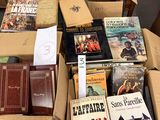 des boîtes de livres sont empilées dans une pièce