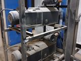 une machine placée au milieu d'une pièce