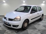 la photo d'une petite voiture blanche garée dans un garage