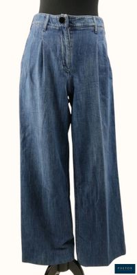 pantalon en jean à jambes larges sur un mannequin, mannequin, mannequin, mannequin, mannequin, mannequin, mannequin, mannequin, manne