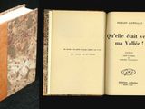 deux livres ouverts posés sur une surface noire