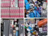 une boîte contenant de nombreux types de produits de beauté différents