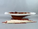 une maquette de bateau exposée sur une table