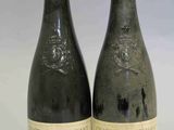 deux bouteilles de vin posées l'une à côté de l'autre sur une table