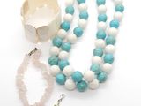 collier en perles turquoise et blanches, orné d'un pendentif en forme de coquillage et d'étoile de mer