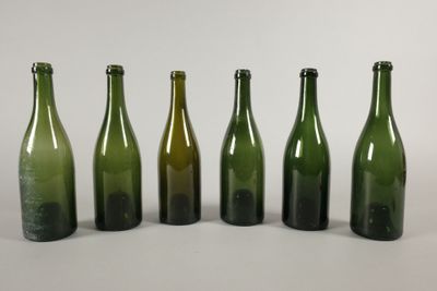 Six bouteilles de forme Champagne en verre de différentes nu…