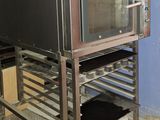 une étagère métallique sur laquelle est posé un micro-ondes