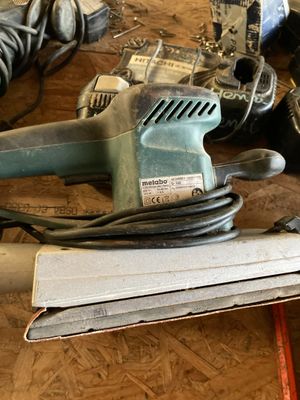 une photo montrant un ensemble d'outils posés sur une table