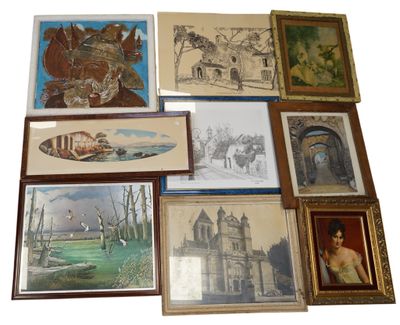 de nombreuses photos encadrées accrochées au mur d'une pièce