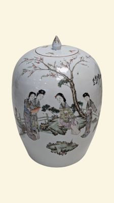 Potiche couverte en porcelaine à décor peint de quatre femme…