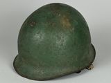 deux casques verts sont posés l'un sur l'autre