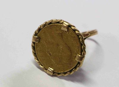 l'image d'un anneau d'or avec une pièce de monnaie au milieu