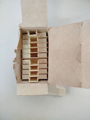 une boîte en carton comportant plusieurs compartiments à l'intérieur