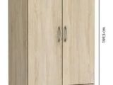 les dimensions d'une grande armoire en bois comportant des tiroirs et des tiroirs