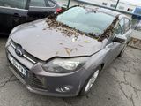 une voiture dont le capot est recouvert de feuilles mortes