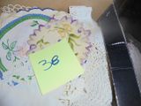 un bout de papier qui a été placé dans une boîte