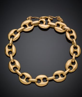 un bracelet en or aux maillons ovales sur fond noir