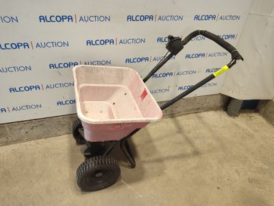 une image représentant une brouette rose servant de chariot de jardin