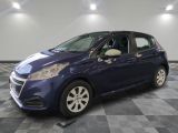 la voiture bleue est garée dans le garage sur un sol en damier