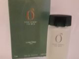 un flacon de parfum posé à côté d'une boîte sur un comptoir