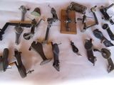 un grand nombre d'outils posés sur une table