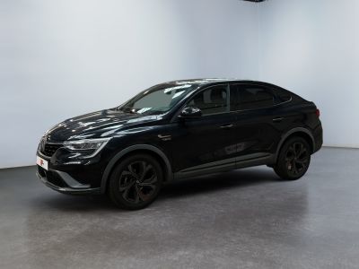 Le SUV noir est garé dans une grande pièce aux murs blancs.