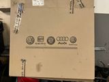 une boîte posée sur un carton