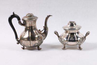 paire de théières plaquées argent avec soucoupes, sur socle