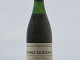 l'image d'une bouteille de vin posée sur une table