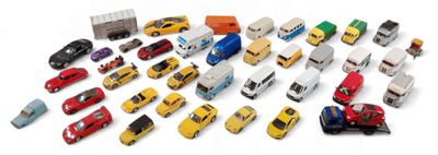 un grand nombre de petites voitures et de camions sur une surface blanche