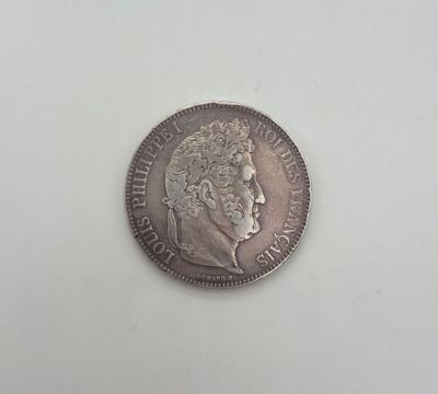 une pièce de monnaie en argent portant un visage de femme