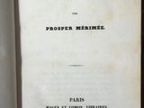 un livre ouvert posé sur une table en bois près d'un mur