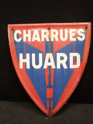 un panneau rouge et bleu sur lequel est inscrit « Charles Howard »