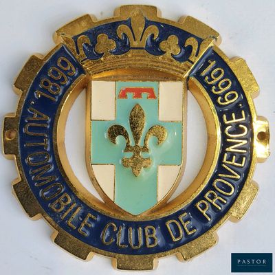 écusson d'un club français, le « Club de France », avec une croix au centre