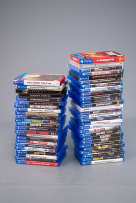 beaucoup de dvd empilés les uns sur les autres