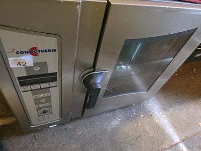 une photo d'un four en acier inoxydable dont la porte est ouverte