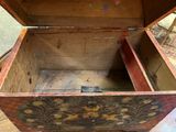 une boîte en bois dont l'intérieur est orné d'un motif floral