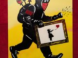 tableau représentant un homme tenant un dessin d'enfant orné de roses