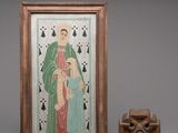 une image représentant une photo encadrée d'une femme et d'un enfant avec une croix