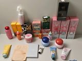 de nombreux types de produits de beauté sur la table
