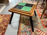 une petite table sur laquelle se trouve un carreau vert et noir