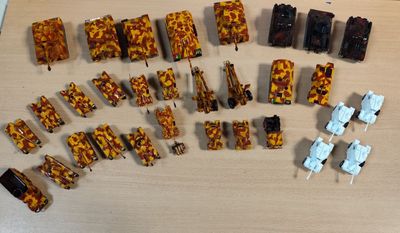 un tas de legos posés sur une table