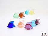 de nombreux poissons de différentes couleurs disposés en cercle sur un fond blanc