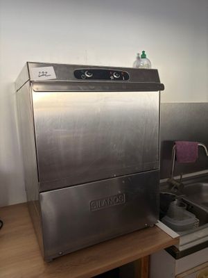 une image d'une cuisine avec une cuisinière et un lave-vaisselle