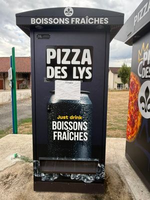 a black box with a sign on it that says pizza des lys