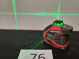 un gros plan d'un laser vert posé sur une table, avec une pancarte
