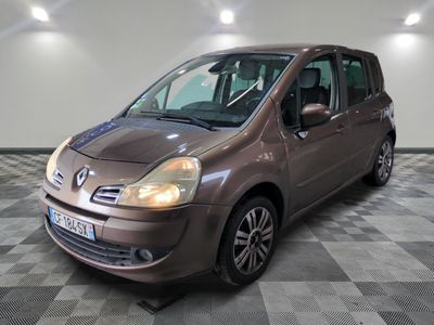 la photo d'une voiture garée dans un garage
